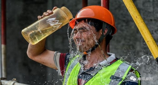 不堕吾辈青云志，甘逆狂风暴雨行