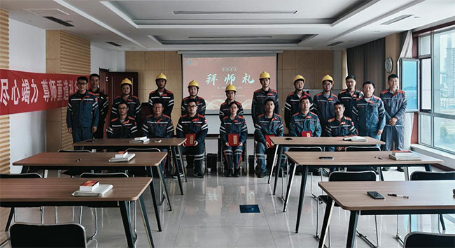 言传身教尽心竭力，尊师重道礼行神驰